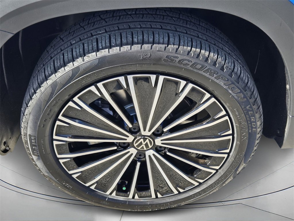 Certified 2025 Volkswagen Taos SE w/ Panoramic Sunroof Package image 9