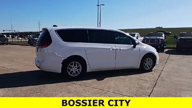 Used 2023 Chrysler Pacifica Touring-L image 2