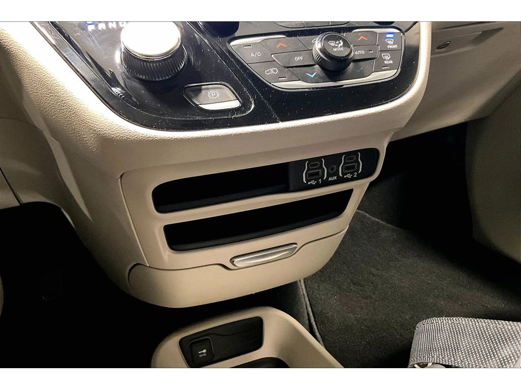 Used 2024 Chrysler Pacifica Touring-L image 33