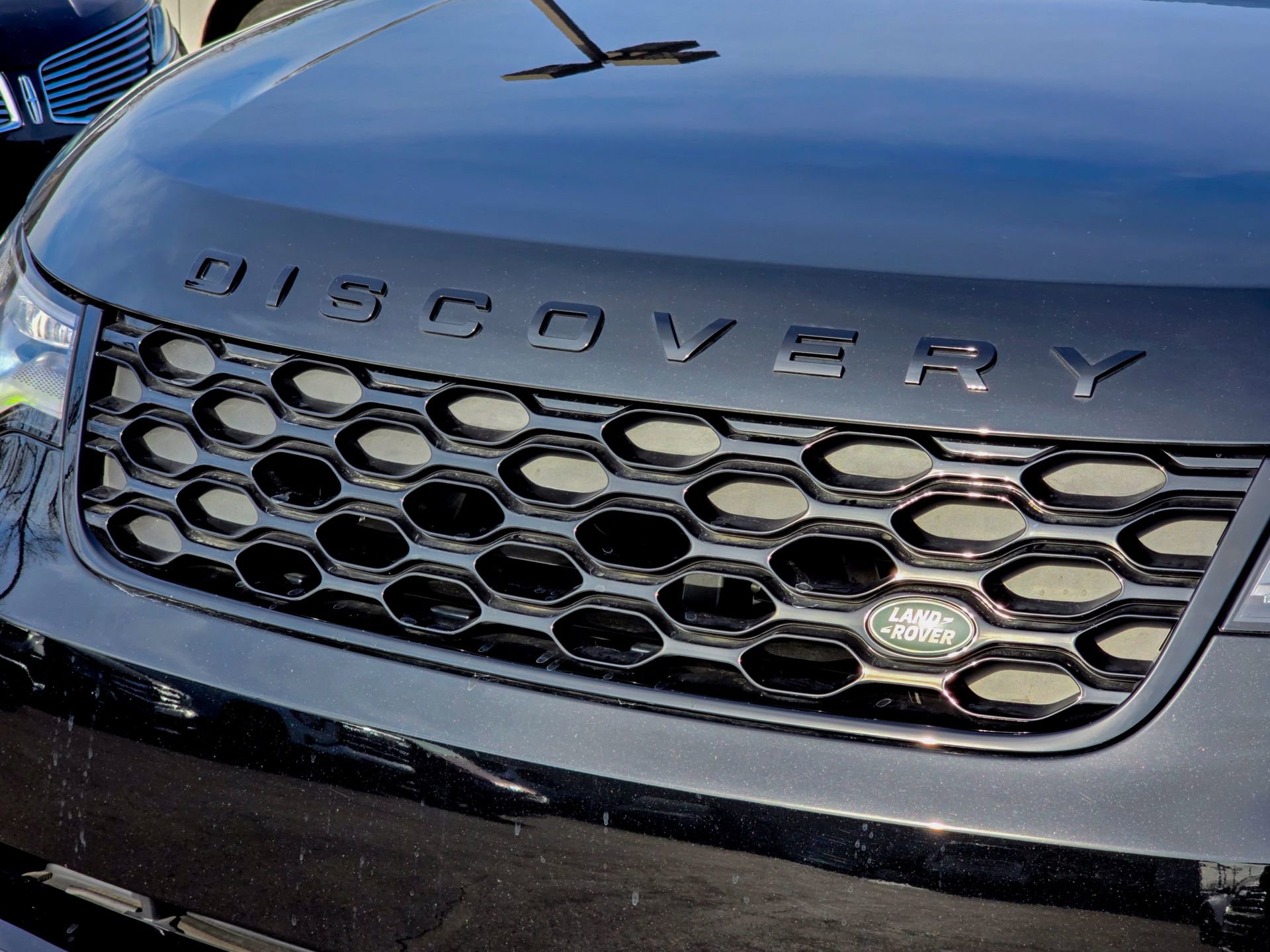 Used 2025 Land Rover Discovery Dynamic SE image 3