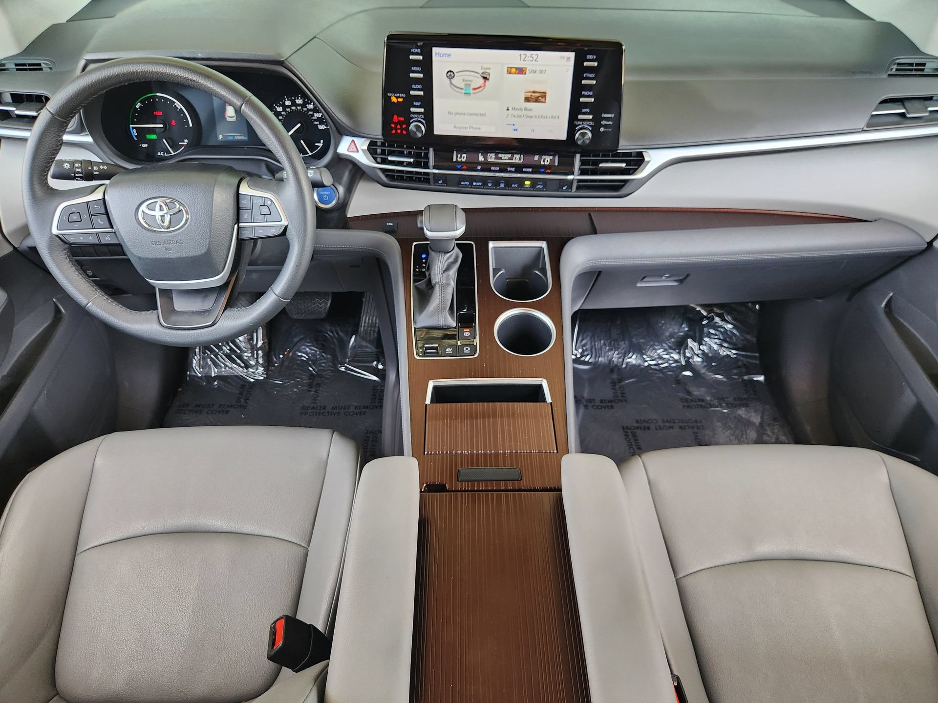 Used 2023 Toyota Sienna XLE FWD image 2