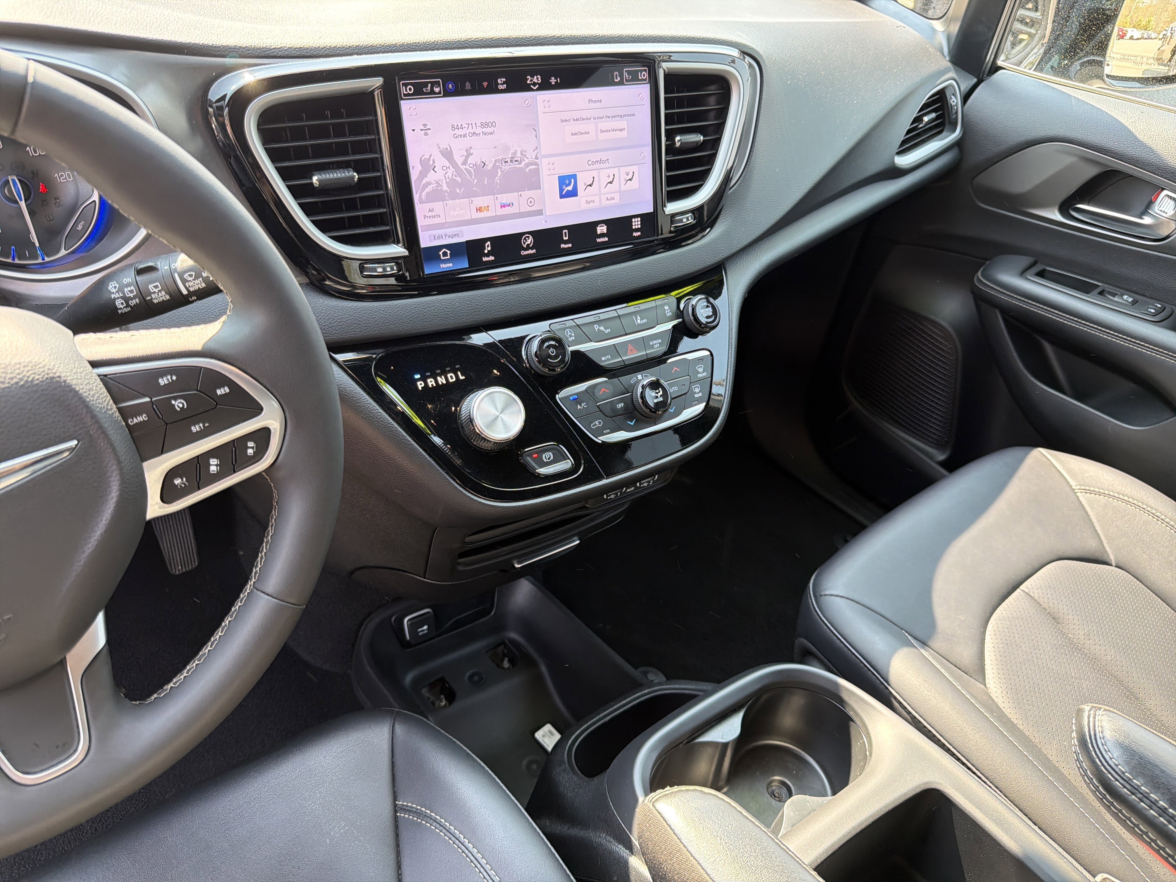 Used 2025 Chrysler Pacifica Select image 9