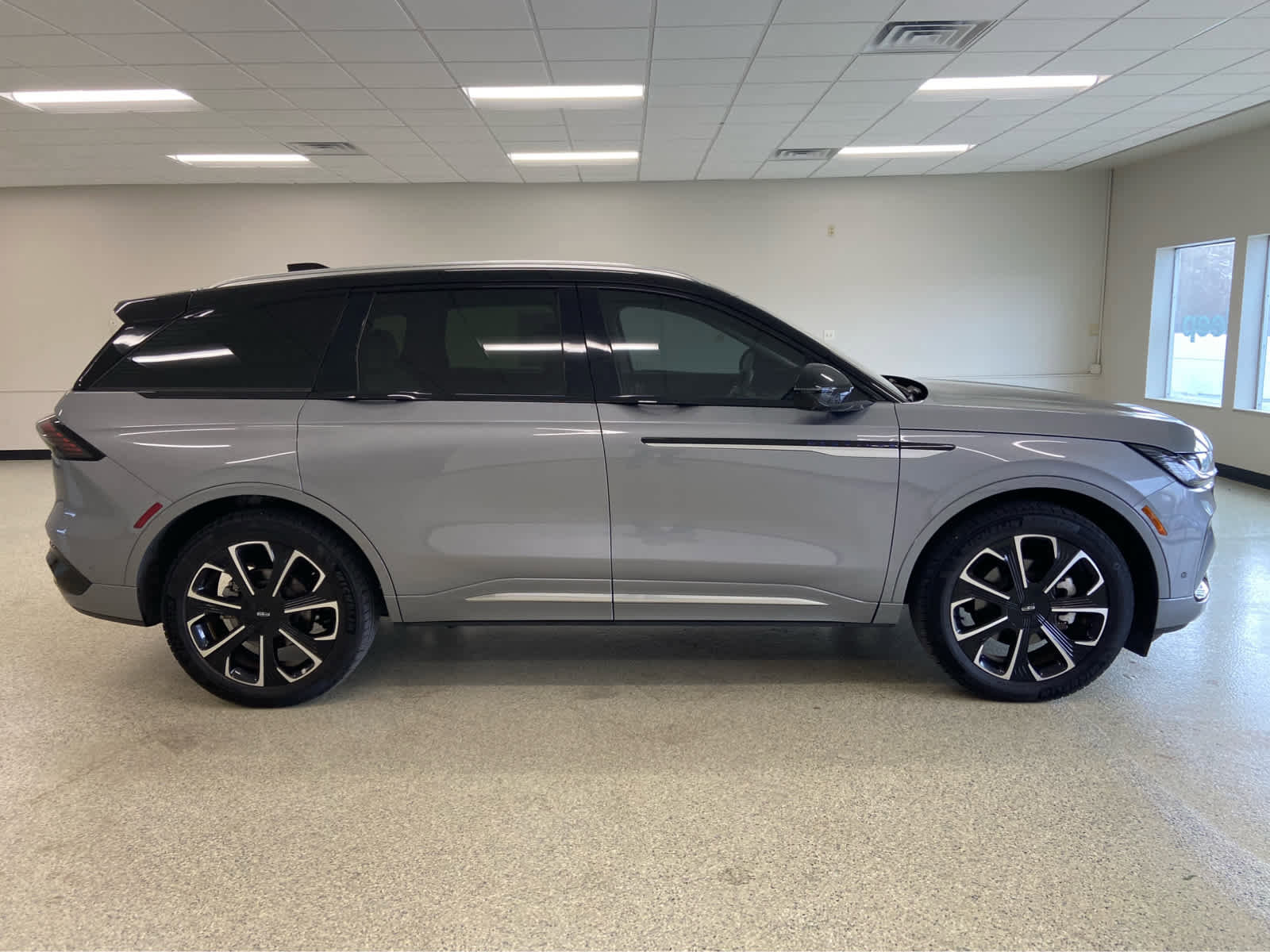 Used 2024 Lincoln Nautilus Reserve AWD/4WD image 5