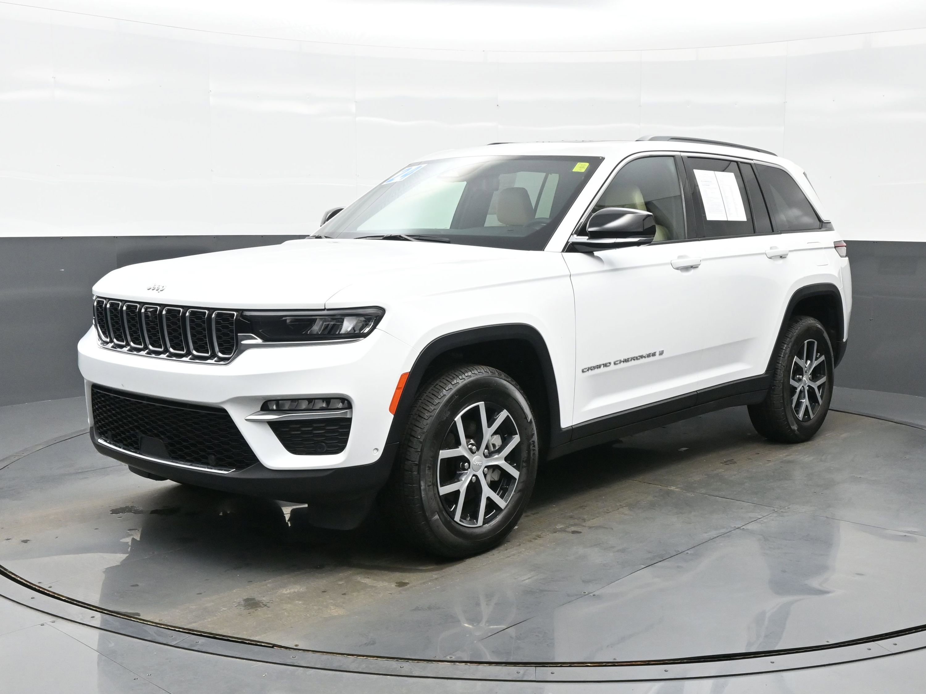 Used 2024 Jeep Grand Cherokee Limited w/ Luxury Tech Group II image 2
