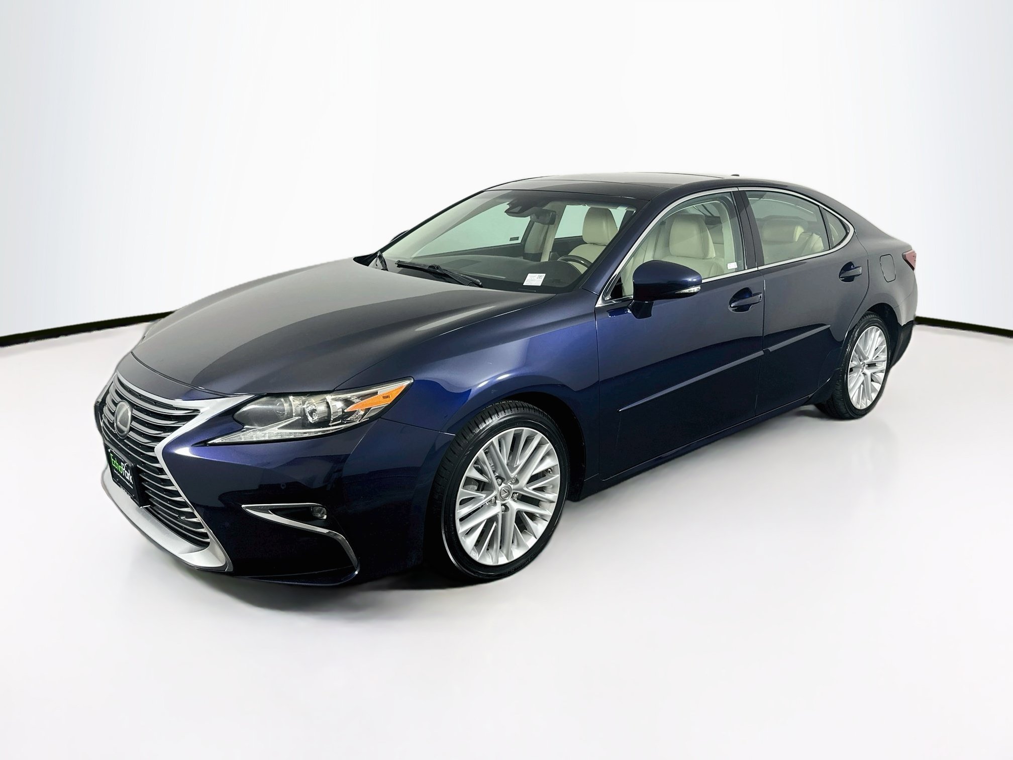 Used 2016 Lexus ES 350 w/ Ultra Luxury Package FWD image 3