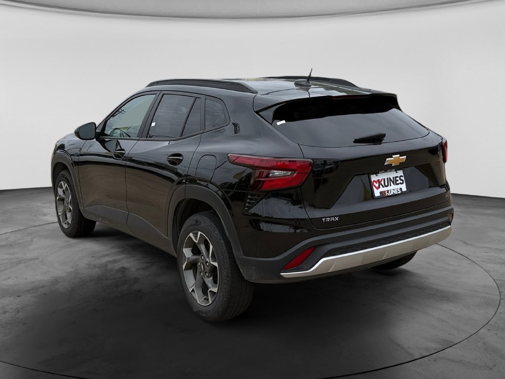 Used 2025 Chevrolet Trax LT FWD image 7