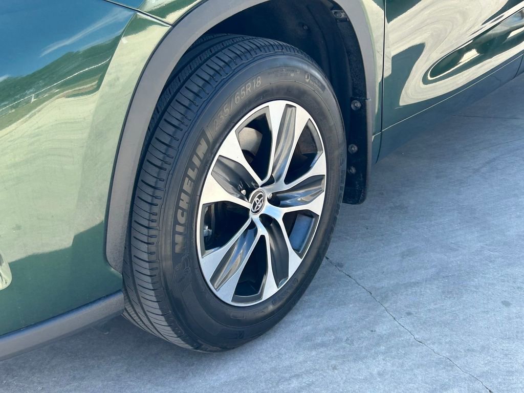 Used 2023 Toyota Highlander XLE image 9