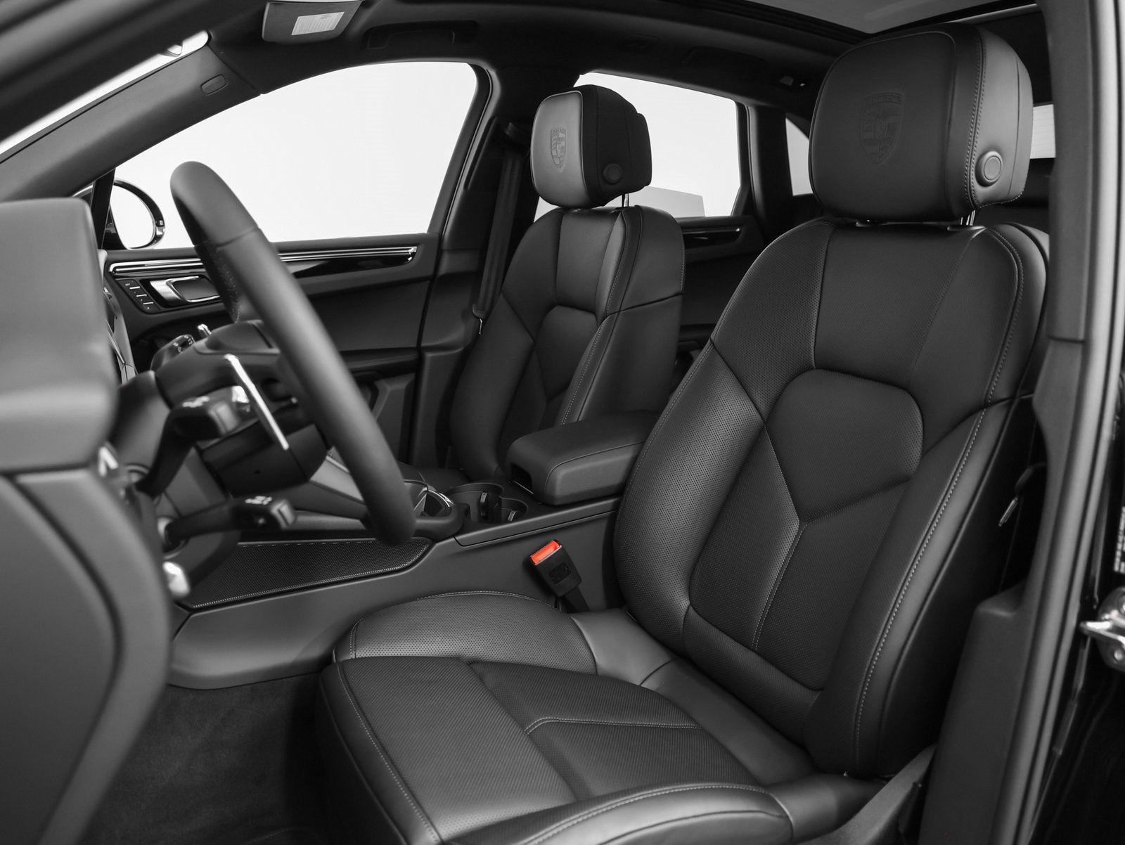 Certified 2025 Porsche Macan image 5