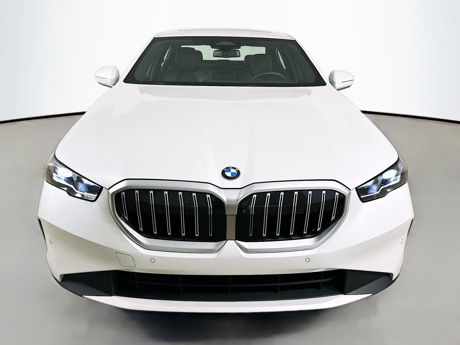 Used 2025 BMW 530i xDrive w/ Premium Package AWD/4WD image 2