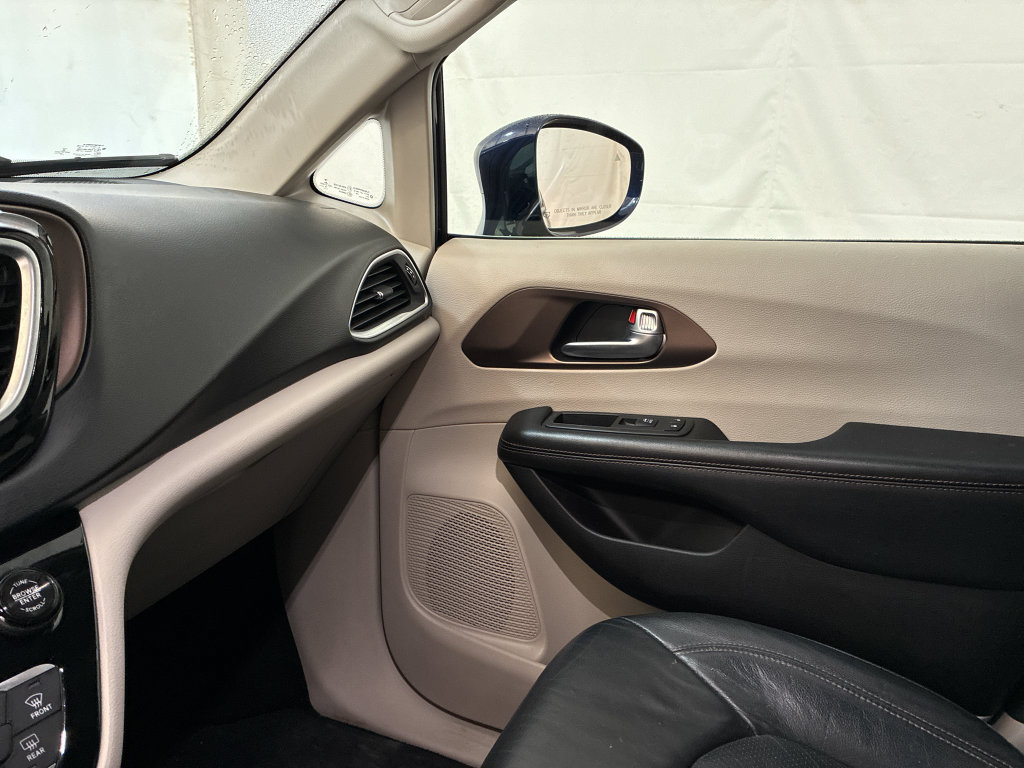 Used 2019 Chrysler Pacifica Touring-L Plus w/ Tire & Wheel Group FWD image 24