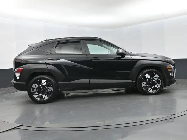 Used 2025 Hyundai Kona SEL FWD image 4