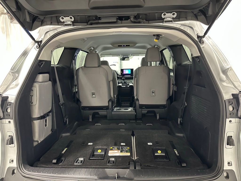 Used 2025 Toyota Sienna LE image 54