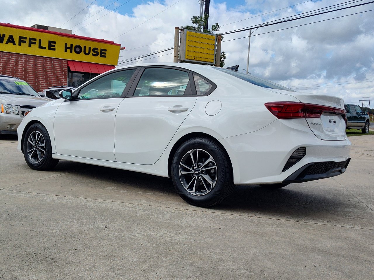 Used 2023 Kia Forte LXS image 4