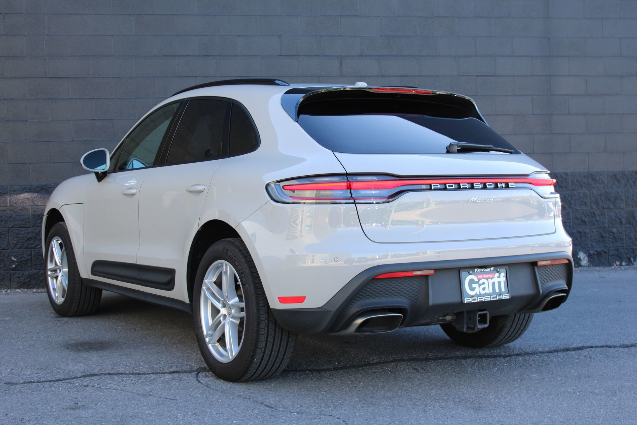 Certified 2023 Porsche Macan image 3