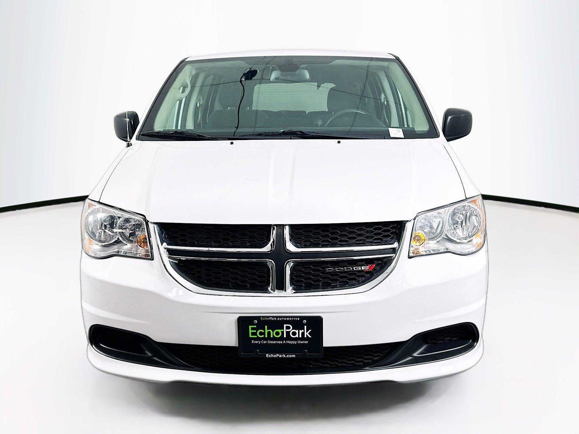 Used 2019 Dodge Grand Caravan SE w/ UConnect Hands-Free Group image 2