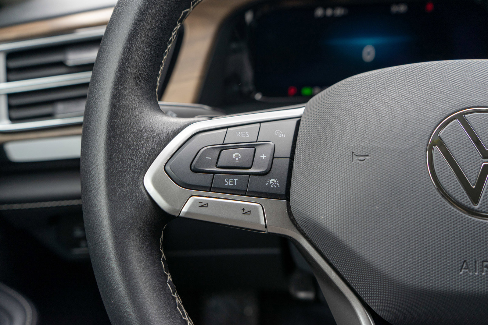 Used 2025 Volkswagen Atlas SE image 24