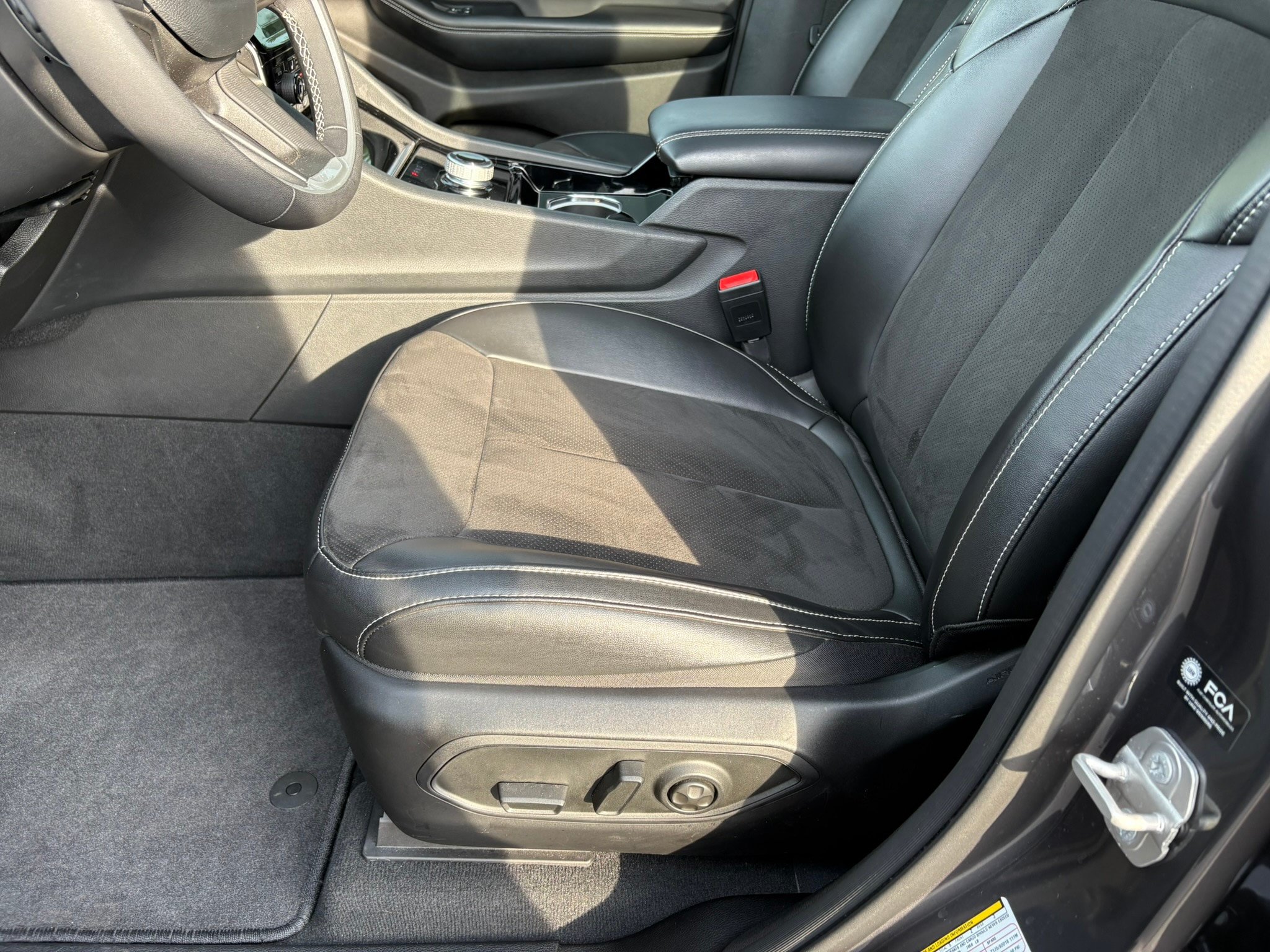 Used 2023 Jeep Grand Cherokee Altitude AWD/4WD image 19