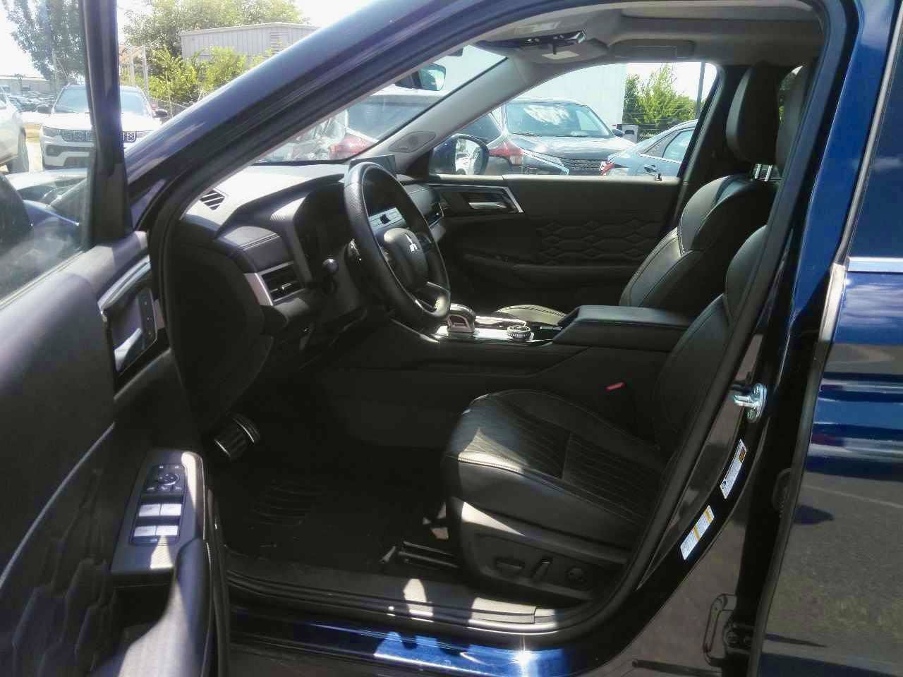 Used 2025 Mitsubishi Outlander SEL AWD/4WD image 6