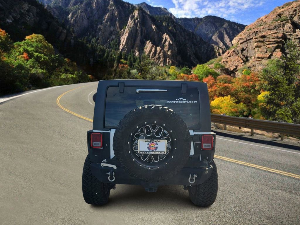 Used 2016 Jeep Wrangler Unlimited Sahara w/ Max Tow Package AWD/4WD image 4