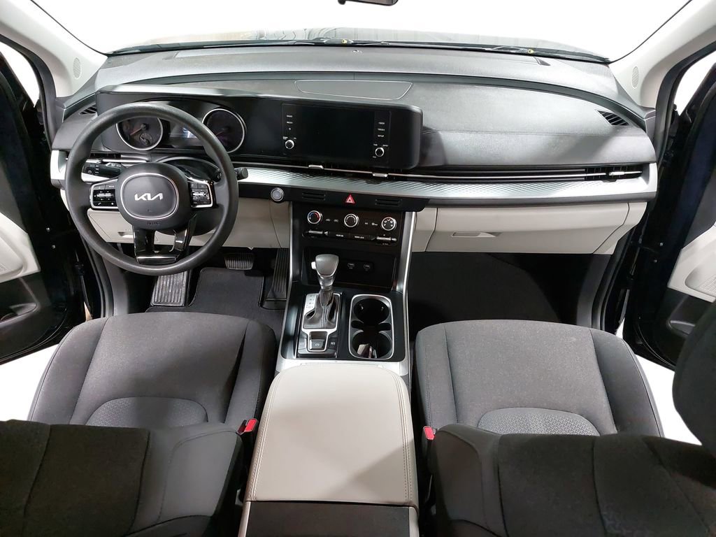 Used 2023 Kia Carnival LX image 9