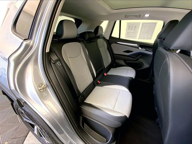 Used 2025 Volkswagen Tiguan SE w/ Panoramic Sunroof Package AWD/4WD image 27