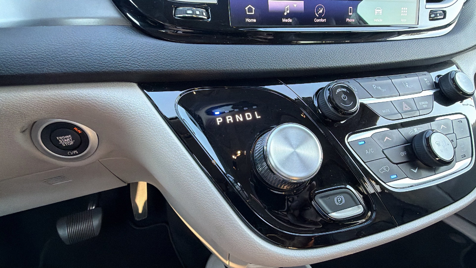 Used 2024 Chrysler Pacifica Touring-L FWD image 30