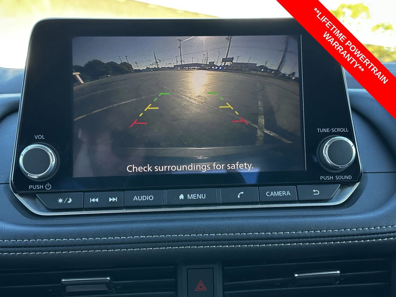 Used 2023 Nissan Rogue SV image 3