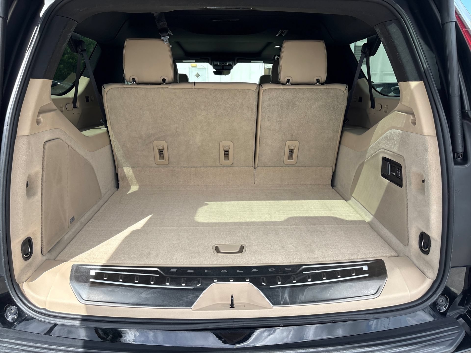 Used 2023 Cadillac Escalade ESV Premium Luxury w/ LPO, Illumination Package AWD/4WD image 11