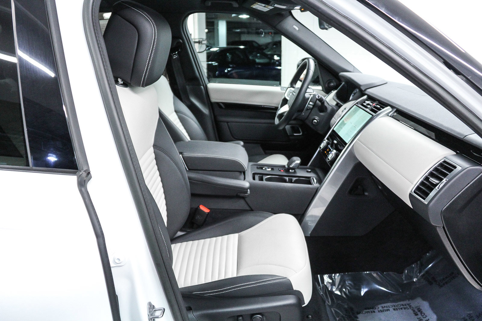 Used 2023 Land Rover Discovery S R-Dynamic image 18