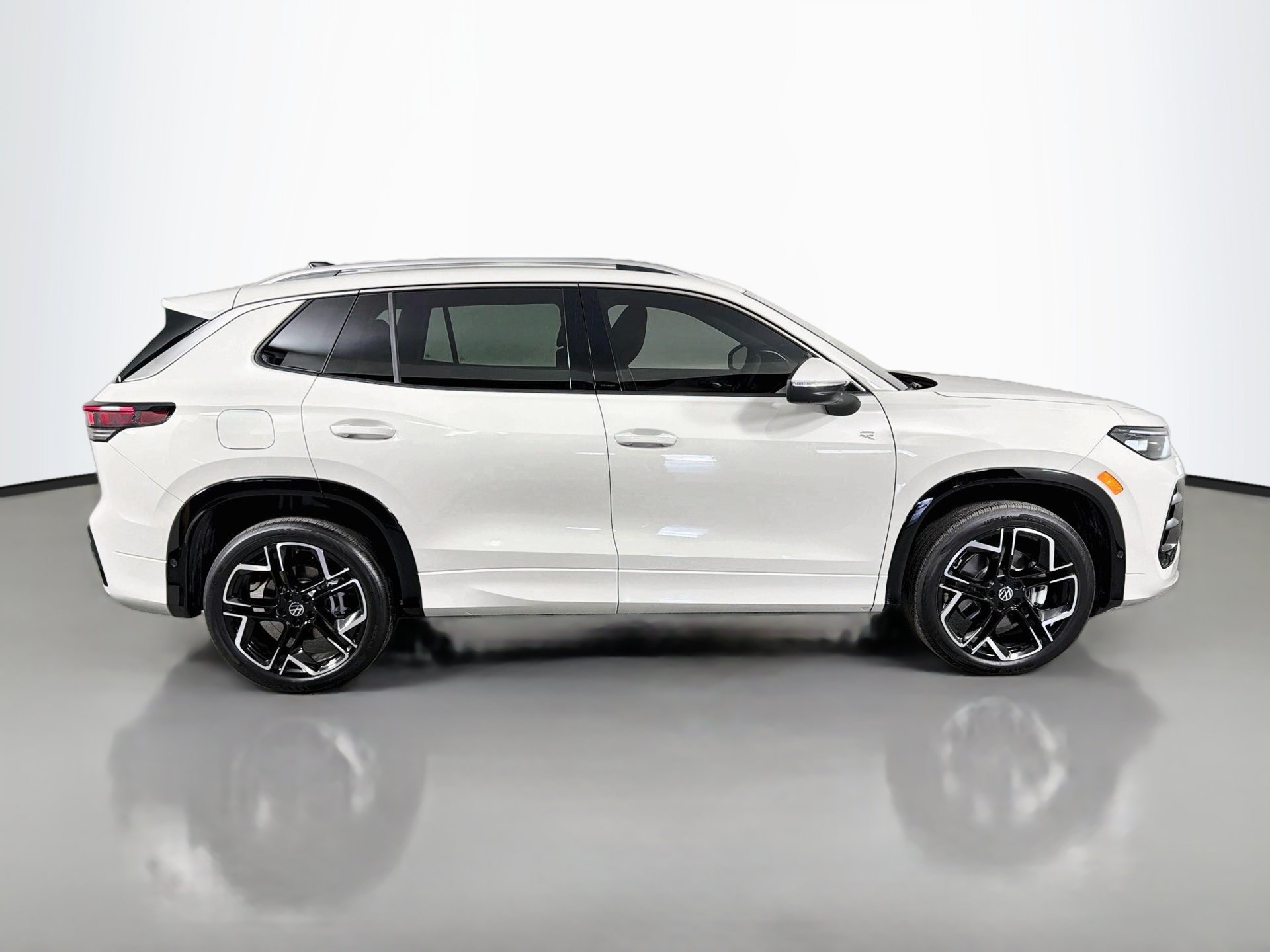 New 2027 Volkswagen Tiguan SEL R-Line AWD/4WD image 4