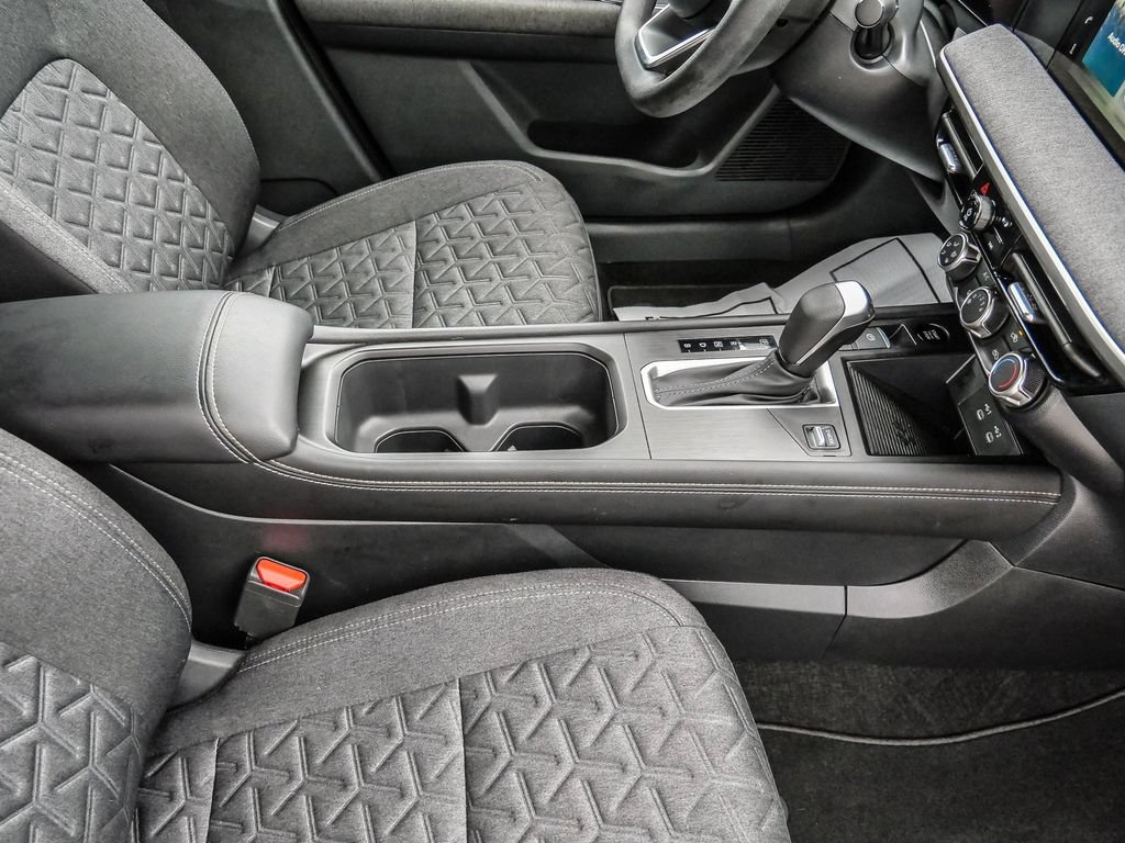 Used 2025 Nissan Kicks SV AWD/4WD image 32