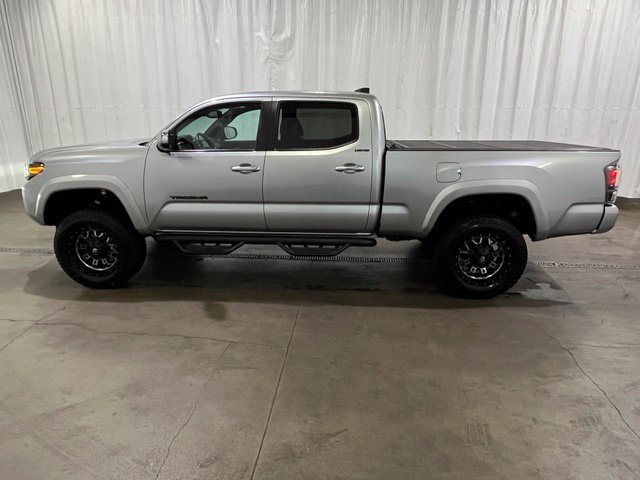 Used 2022 Toyota Tacoma Limited w/ Black Out Package (TMS) AWD/4WD image 8