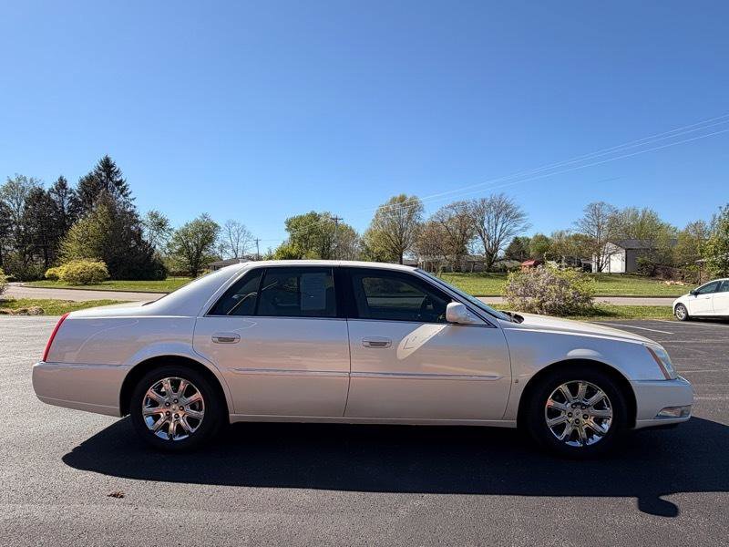 Used 2009 Cadillac DTS Luxury I w/ Sun And Navigation Package FWD image 5