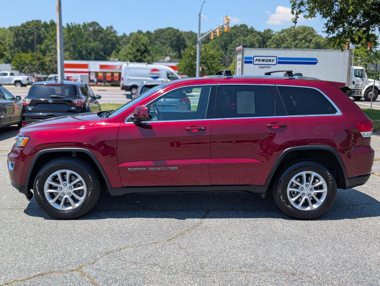 Used 2021 Jeep Grand Cherokee Laredo AWD/4WD image 2
