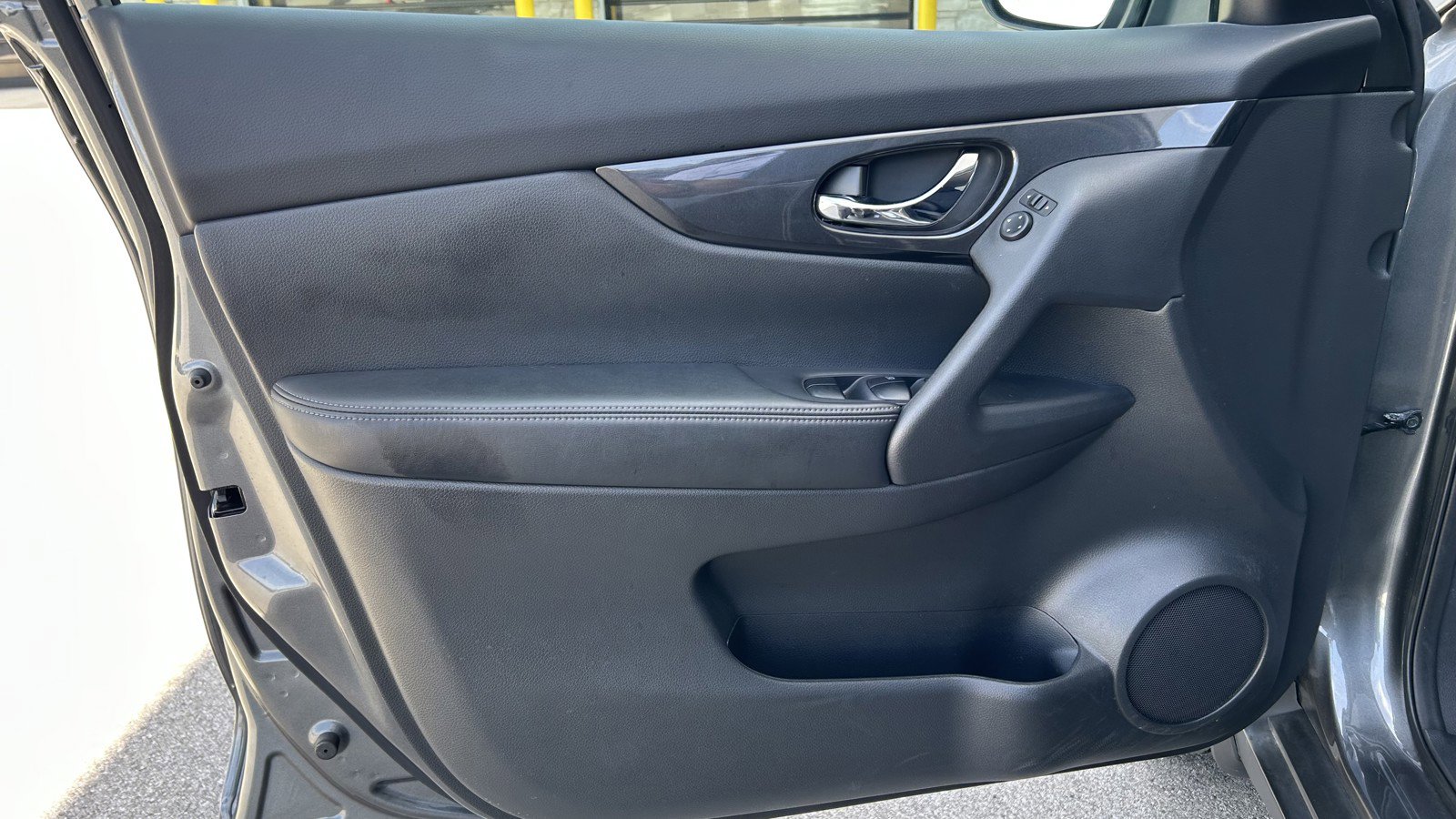 Used 2017 Nissan Rogue SV image 10