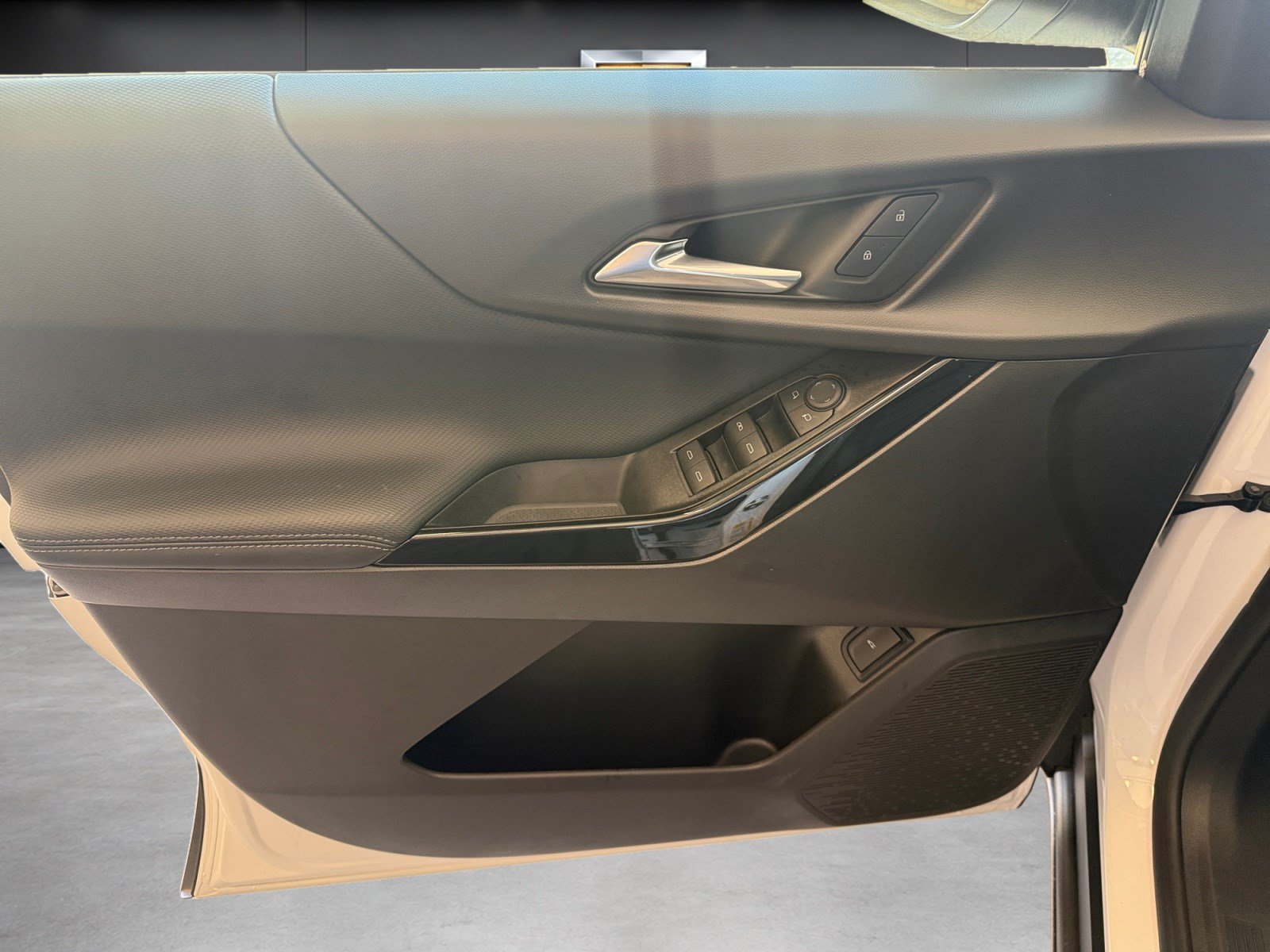 New 2027 Chevrolet Equinox LT w/ Convenience Package II FWD image 10
