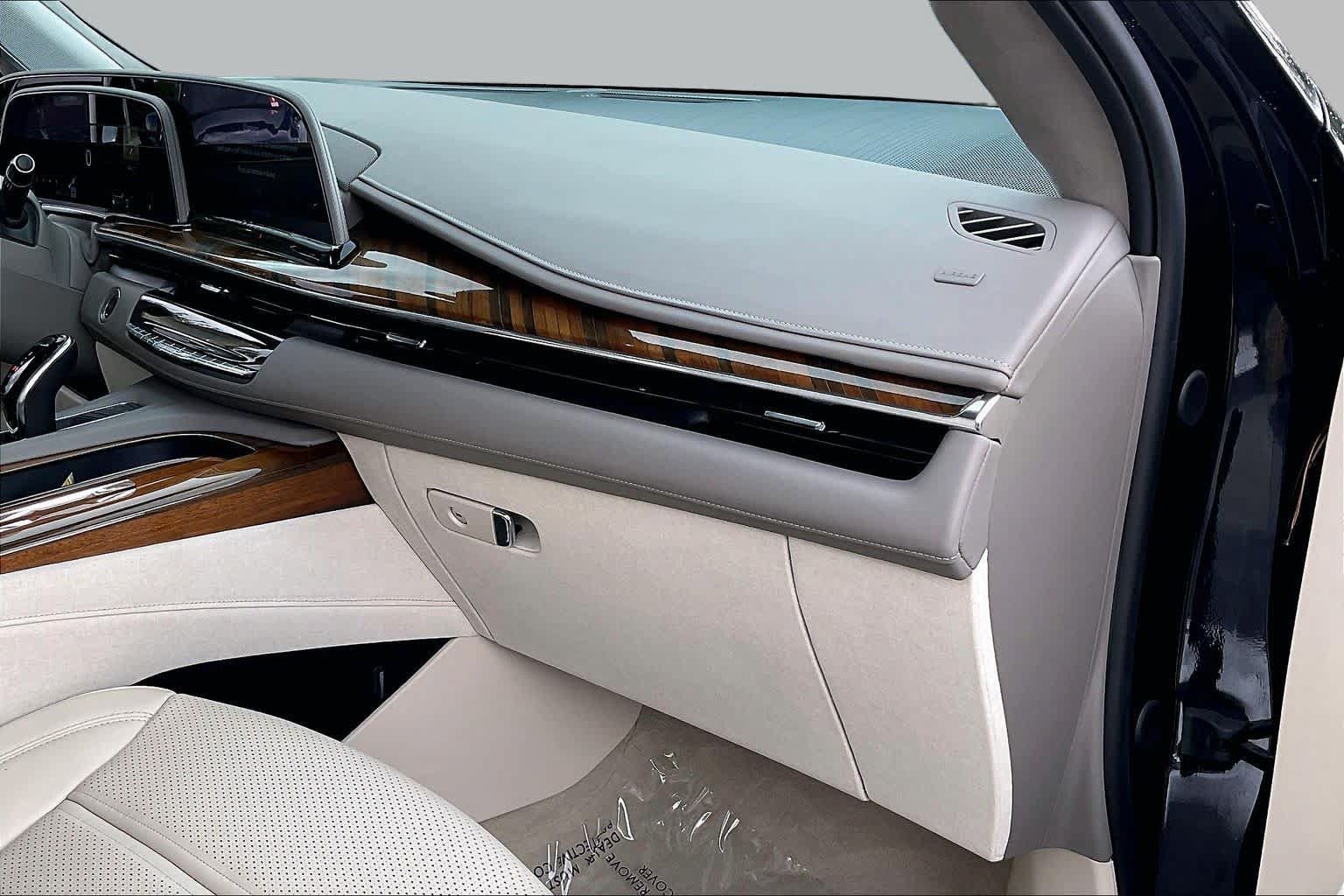 Used 2024 Cadillac Escalade Sport Platinum w/ LPO, ONYX Package AWD/4WD image 31