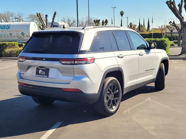 Used 2024 Jeep Grand Cherokee Altitude image 5