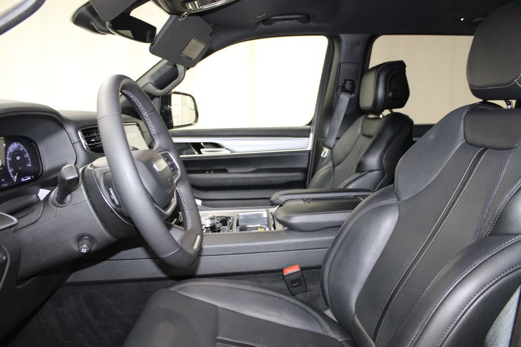 Used 2025 Jeep Wagoneer Series II w/ 8-Passenger Seating Package AWD/4WD image 16