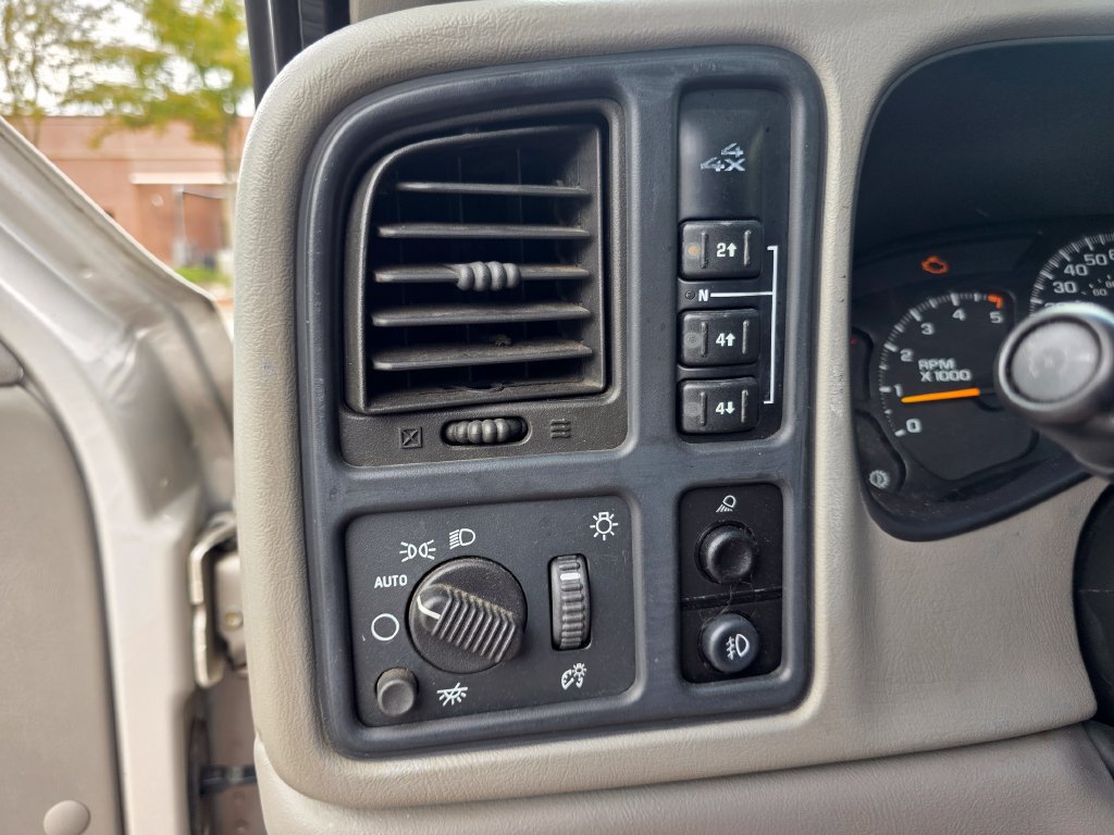 Used 2006 Chevrolet Silverado 2500 W/T w/ Skid Plate Package AWD/4WD image 18