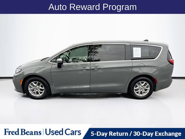 Used 2023 Chrysler Pacifica Touring-L FWD image 4