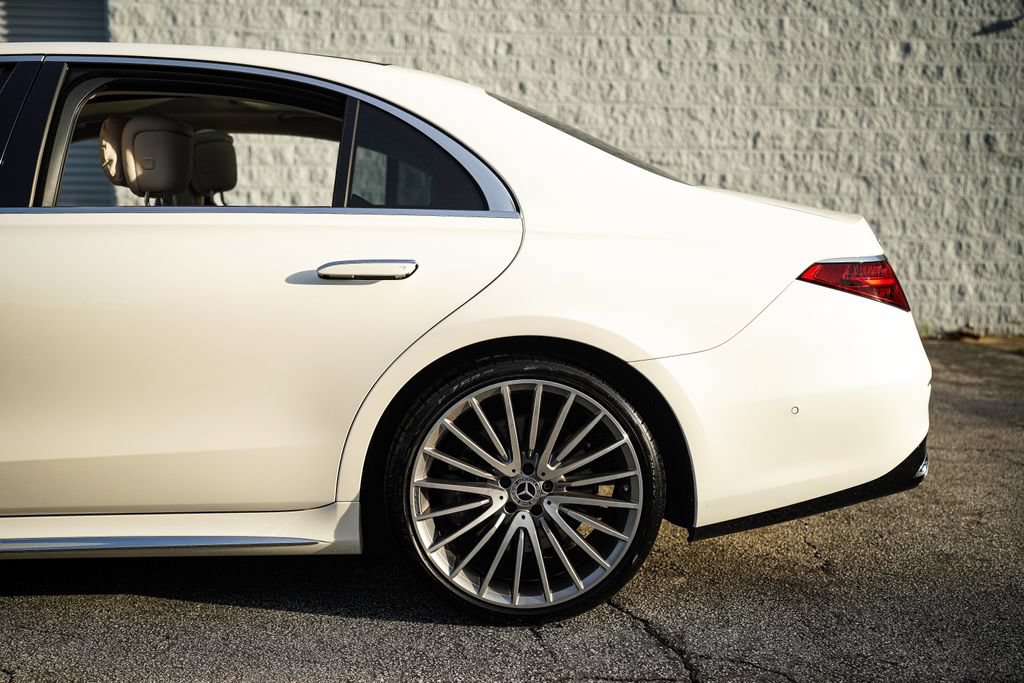 Used 2022 Mercedes-Benz S 500 4MATIC w/ AMG Line Package image 11