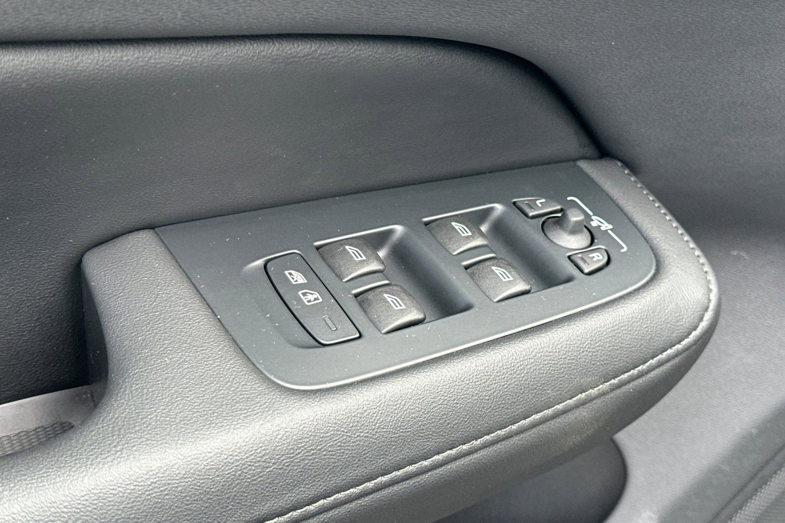 Used 2025 Volvo V60 B5 Cross Country Plus image 11