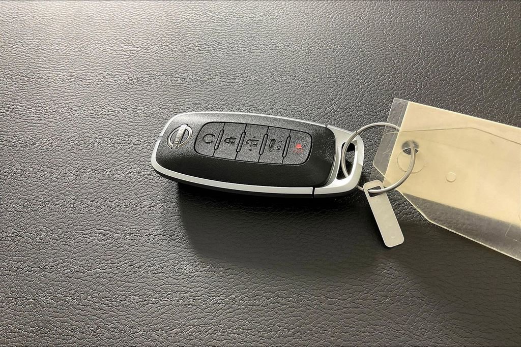 New 2025 Nissan Versa SR w/ Trunk Package image 31