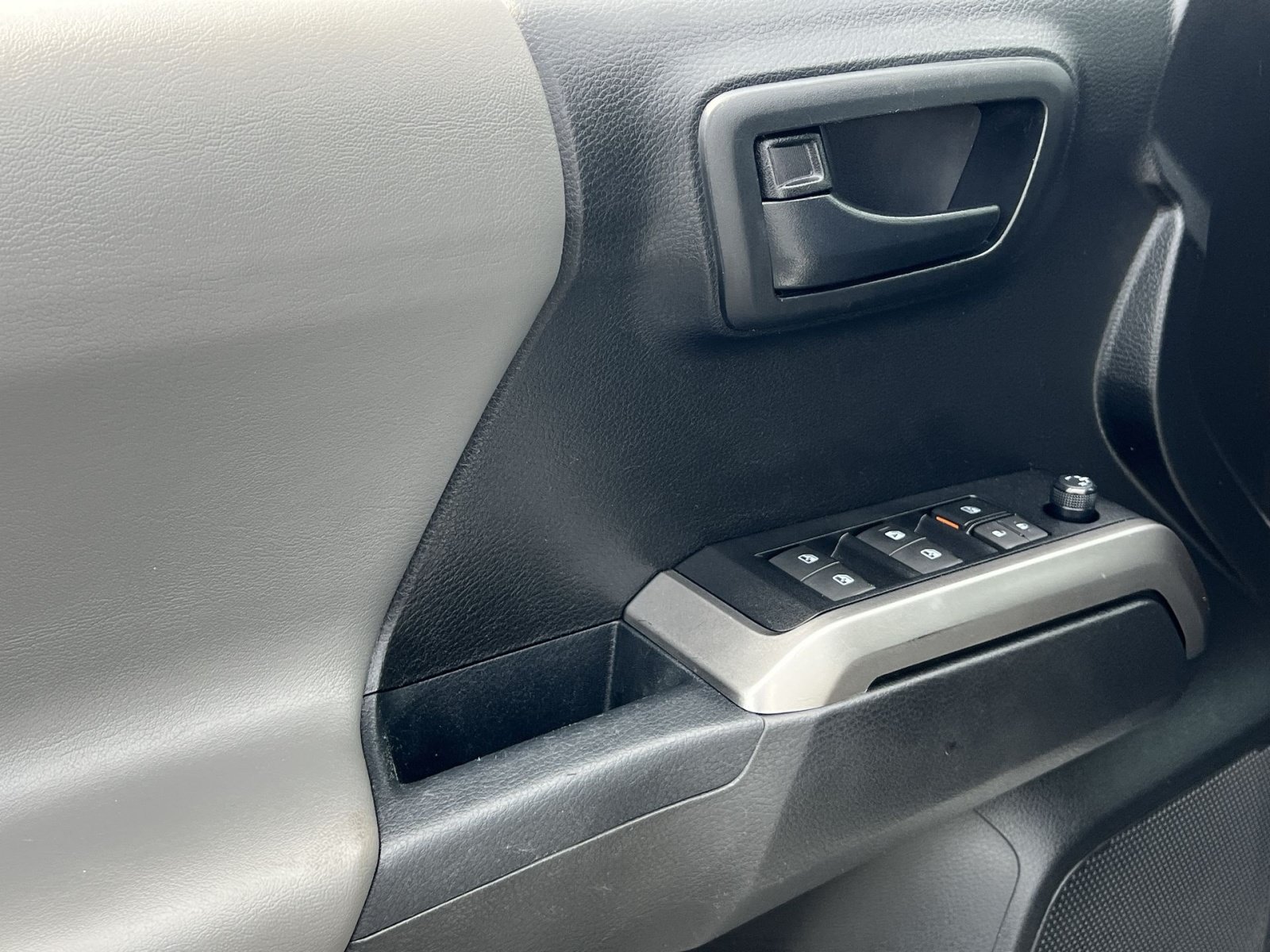 Used 2019 Toyota Tacoma SR5 AWD/4WD image 15