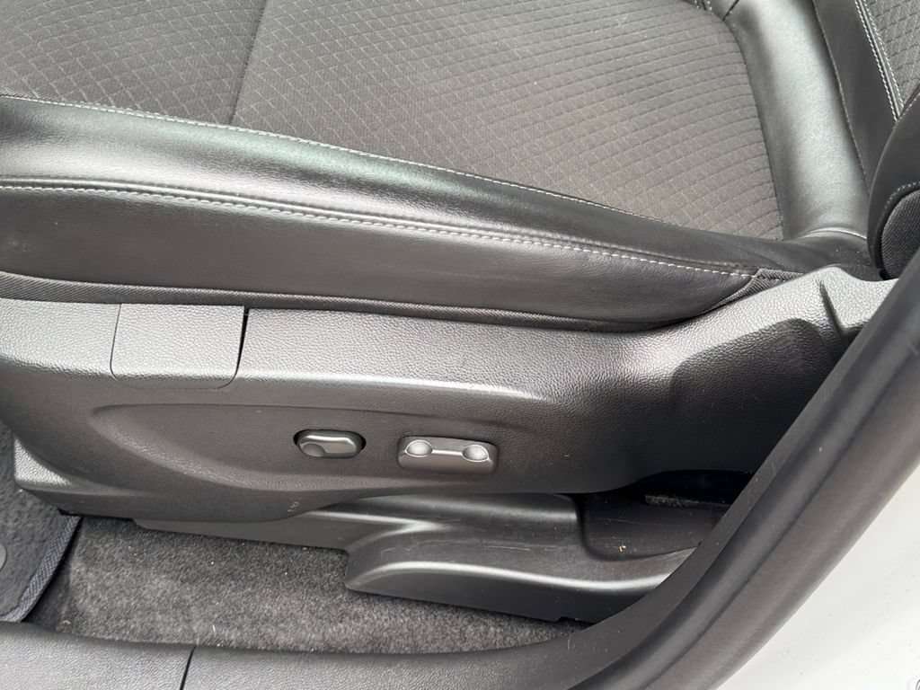 Used 2021 Buick Encore Preferred AWD/4WD image 17