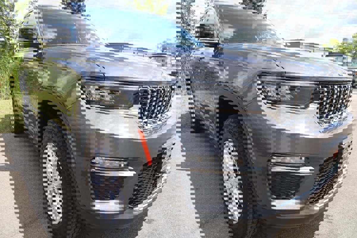 Used 2022 Jeep Grand Cherokee Limited image 52