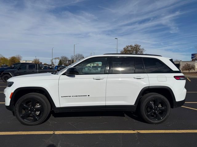 Used 2024 Jeep Grand Cherokee Altitude image 7