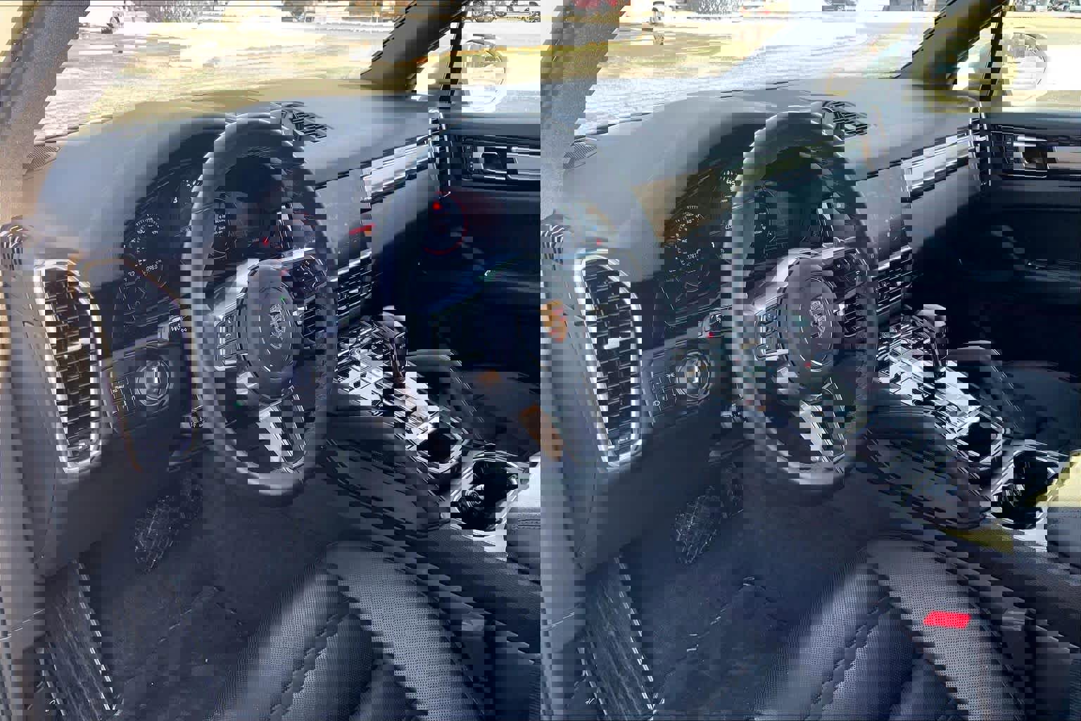 Certified 2022 Porsche Cayenne Platinum Edition image 32