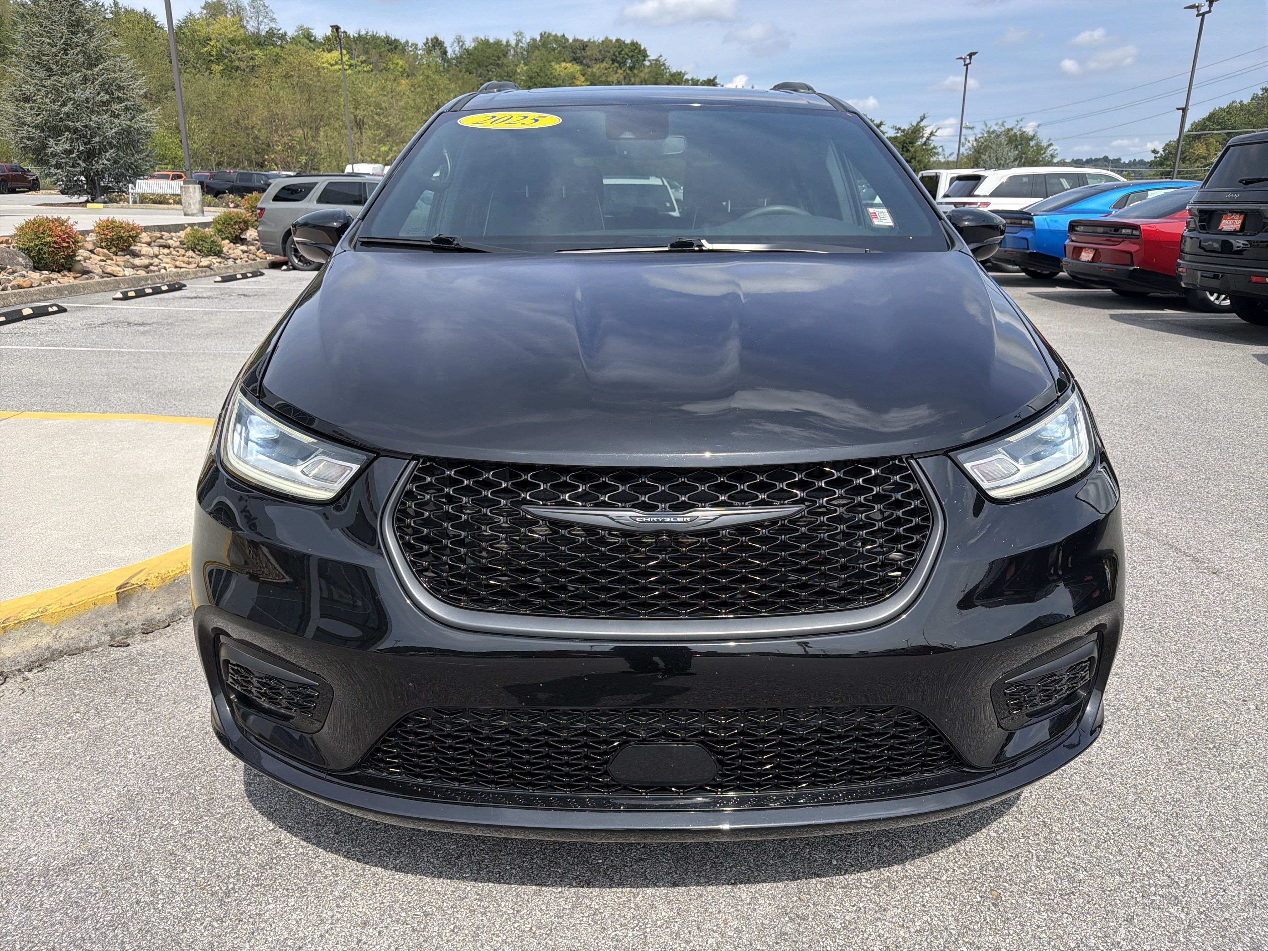 Used 2025 Chrysler Pacifica Limited FWD image 3